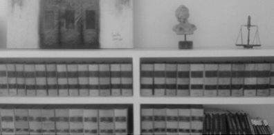 Miró Abogados estantería con libros